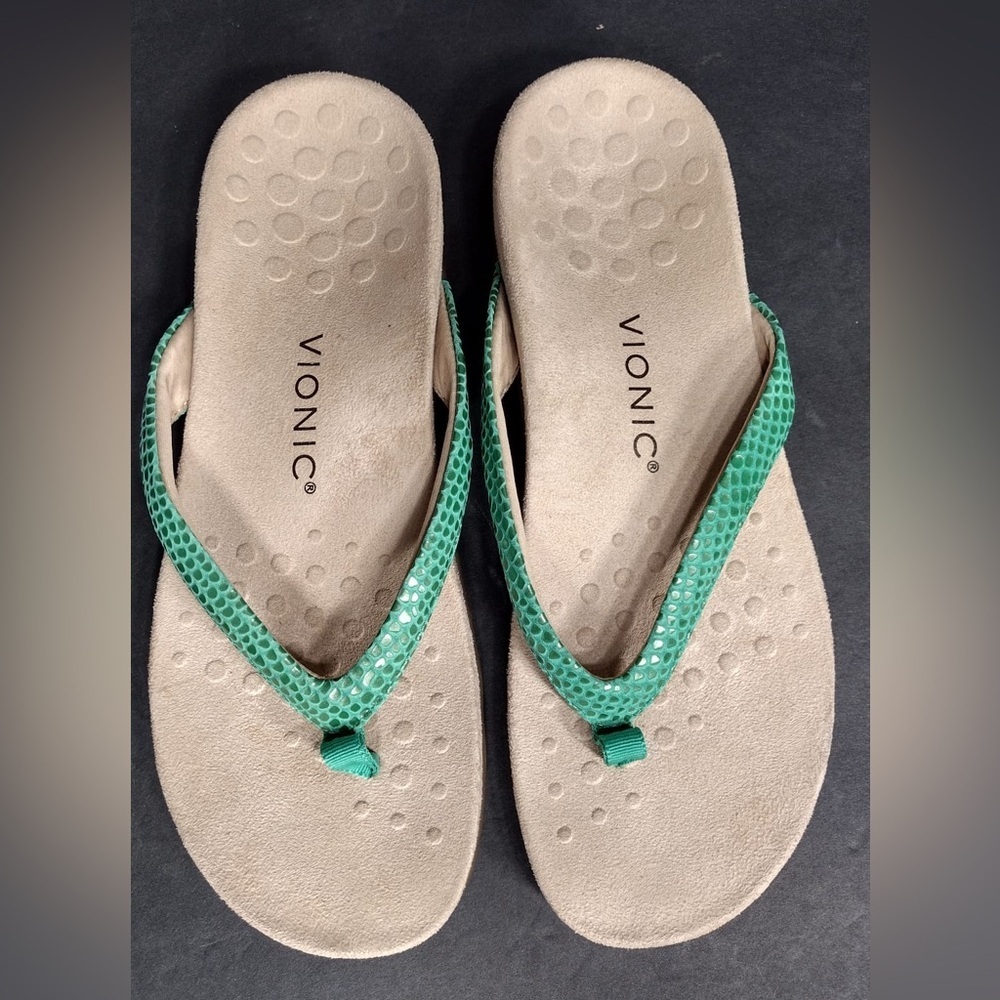 Vionic Women's Green Flip Flops size 9.5 pre owned Exellent condition